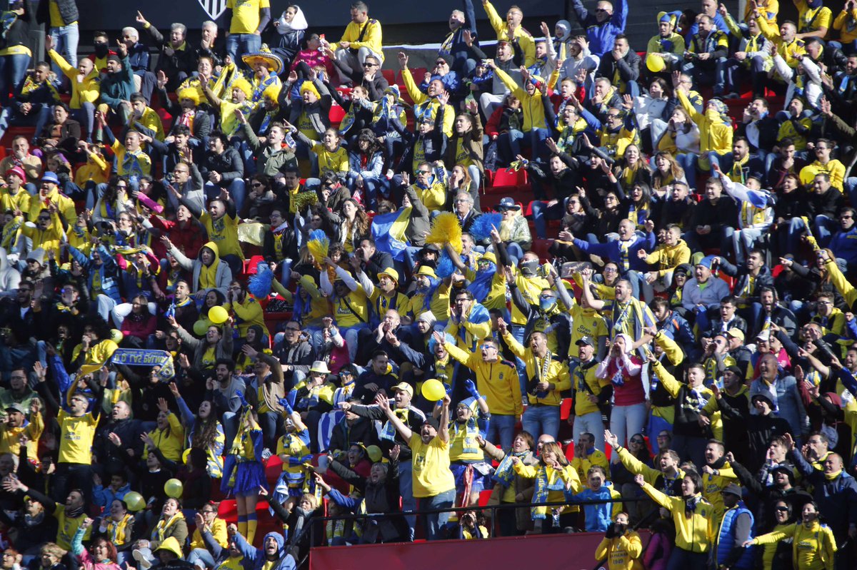UDLP_Oficial's tweet photo. Te dejaste la voz no sólo durante el partido, también en nuestra llegada a Sevilla. ¡Gracias afición! 💛 https://t.co/ITZ7gW53QR