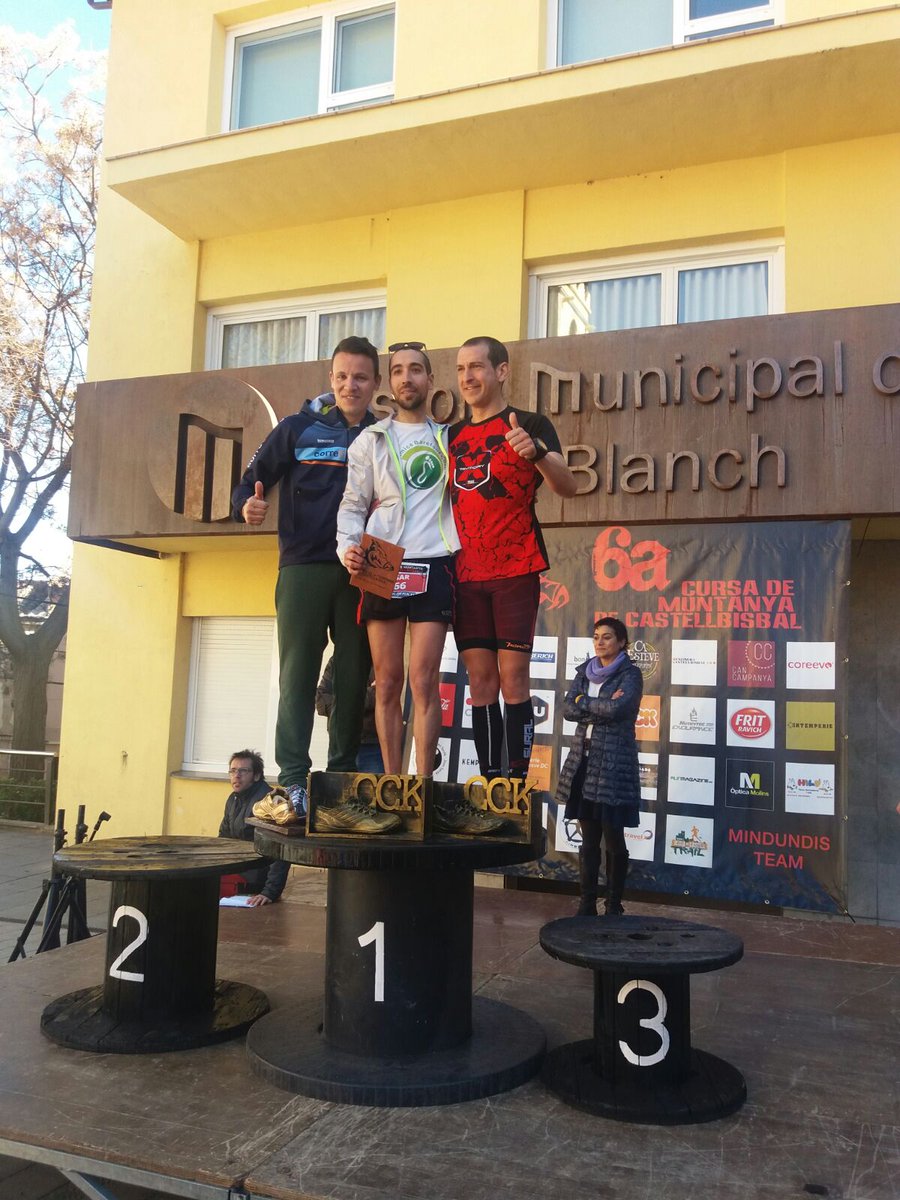 CorreCATagafo's tweet photo. Hoy hemos tocado cajón con Tato y Gina ¡felicidades cracks! Hemos dado mucha guerra @MindundisTeam @merrelloutside https://t.co/m8mEIg7cj2