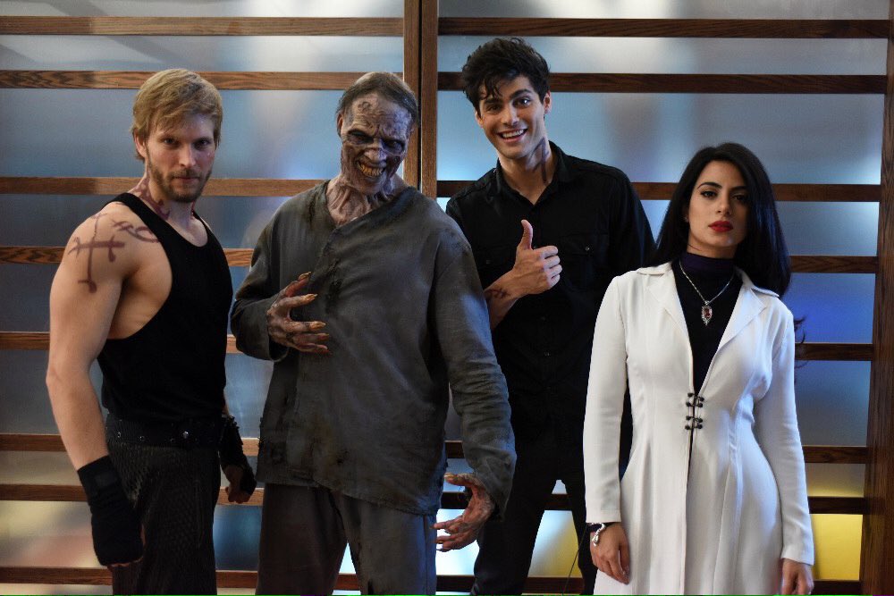 Актерский состав охотники. Сумеречные охотники сериал актёры. Кэтрин макнамара и мэттью даддарио в фильме. Охотники сериал 2020. Сумеречные охотники сериал актёры.