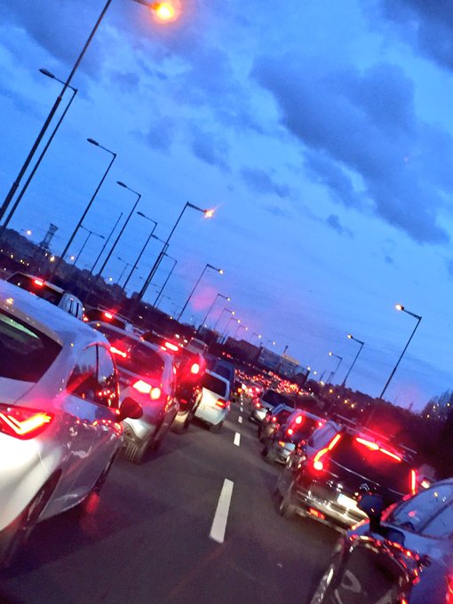 Me encanta Barcelona los domingos por la tarde despu&eacute;s de un puente... 🙄🤔 #quierollegaramicasa!!!! https://t<a href="/tag/quierollegaramicasa"class="tags"><span>#quierollegaramicasa</span></a>