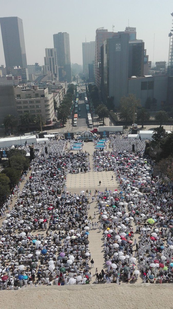 GriseldaSimonP1's tweet photo. #ldmbautismos 
#SoyLuzdelMundo 
Desde el Monumento a la Revolución https://t.co/A2TAFZCg0r