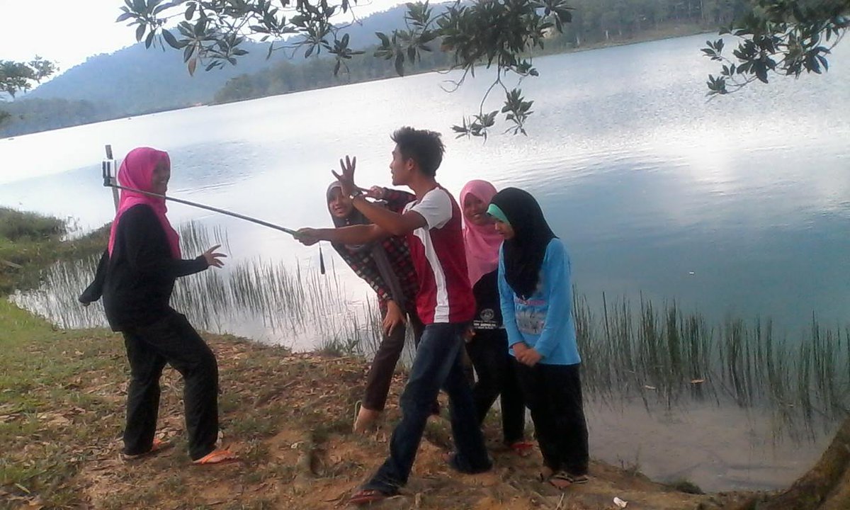 S_wawa_'s tweet photo. #jerangau #4arif #5arif 
my ehem2 at school
after school tut sama2
abis spm amik lesen L sama2. :P
0105795467  reza https://t.co/hH6z5kIPCG