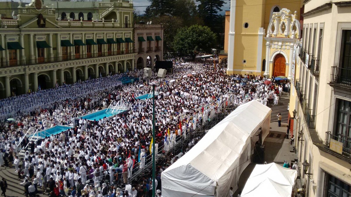 hoy_xalapa's tweet photo. Feligreses de la Iglesia La Luz del Mundo celebran bautismos en Plaza Lerdo. @Silemgarcia https://t.co/O1EPt8d35L