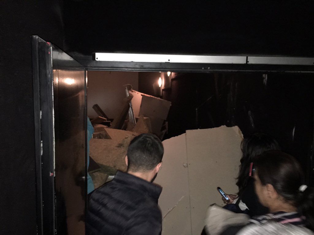 DavidCastilloZ's tweet photo. Desalojando el cine de VallSur por desprendimiento del techo de la sala junto a la nuestra. 
Nosotros estamos bien. https://t.co/UGuqW9q6fV