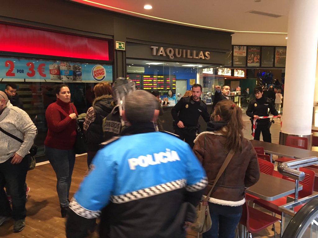 DavidCastilloZ's tweet photo. Desalojando el cine de VallSur por desprendimiento del techo de la sala junto a la nuestra. 
Nosotros estamos bien. https://t.co/UGuqW9q6fV