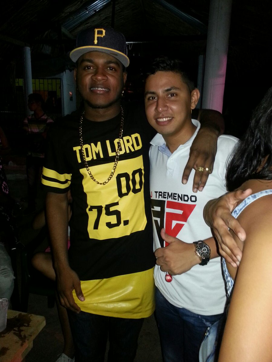 EnderWyRojas's tweet photo. El 5 estrellas de Cartagena, el que le pone el sabor, Dj Tremendo 💪👌👍 #M1P Noche de Takeo la de ayer https://t.co/Q8WRmWBEgM