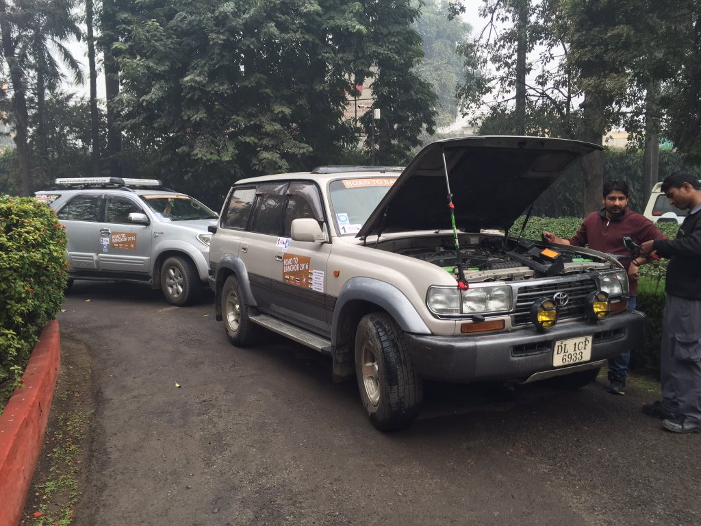 DILPREETDILSE's tweet photo. #roadtobkk cars getting a look in at Varanasi https://t.co/ObWIfVuVUO