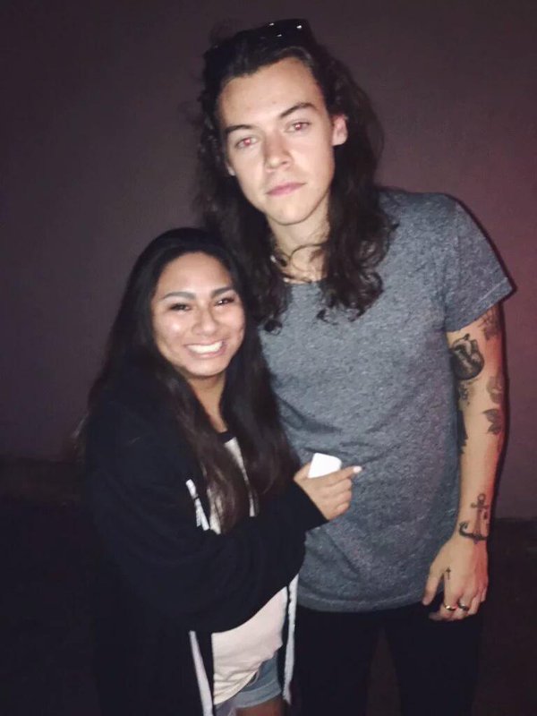 gulibrashich's tweet photo. Harry con algunas fans, en West Hollywood, la noche de ayer 13 de Febrero. https://t.co/Cb2TY3ZU9l