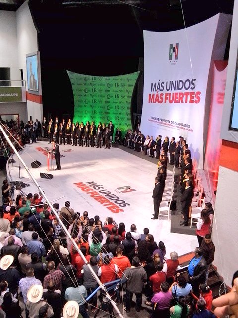 RicardoMCorral's tweet photo. Nuestro presidente del @PRI_Nacional @MFBeltrones toma protesta a candidatos del @CDE_PRI_Durango a Dip y Alcaldias. https://t.co/fJy2Ifxomk