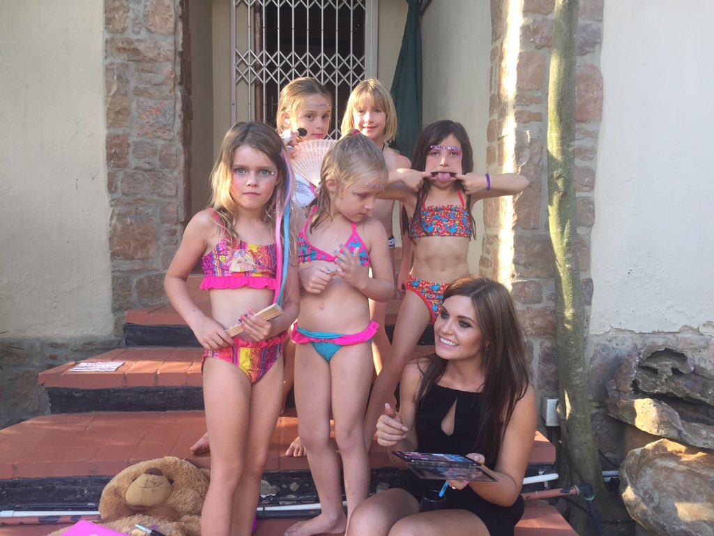 trendy_toast's tweet photo. They are never too young to learn! @trendy_toast makeup lessons at a 6th birthday party #TrendyToast #makeup https://t.co/g0d3rx9345