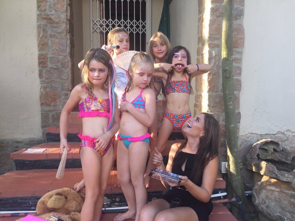 trendy_toast's tweet photo. They are never too young to learn! @trendy_toast makeup lessons at a 6th birthday party #TrendyToast #makeup https://t.co/g0d3rx9345