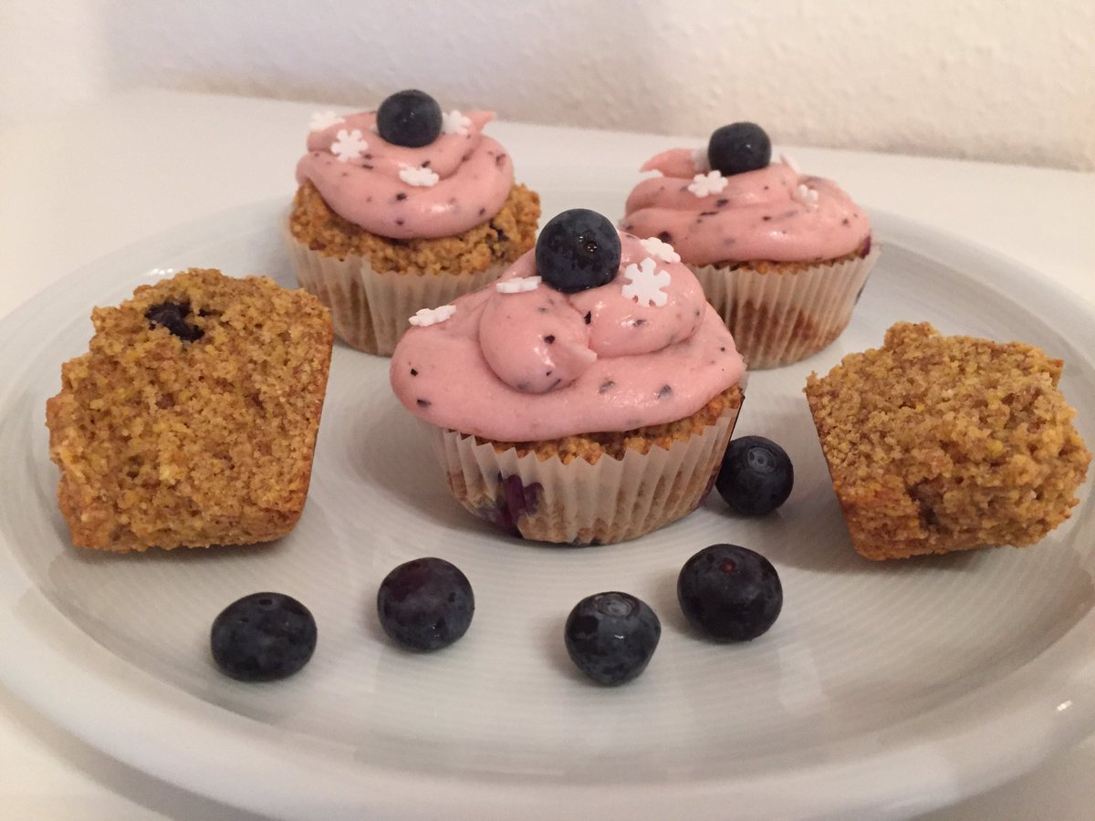 birgitjott's tweet photo. Cupcakes #Valentinstag #schönensonntag #Heidelbeeren #Muffins #Polenta #cupcakes #vegan #blueberry #happyvalentine https://t.co/EetLEHtzKY