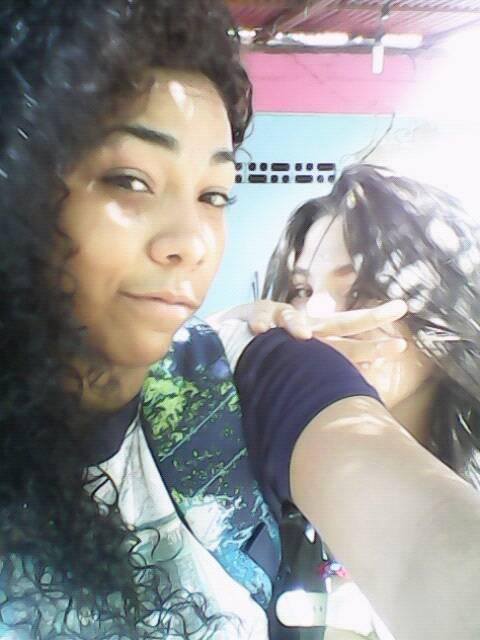MariansMichel's tweet photo. a su lado me veo mas negra :v
#confley https://t.co/4ST1Ry8Kwy