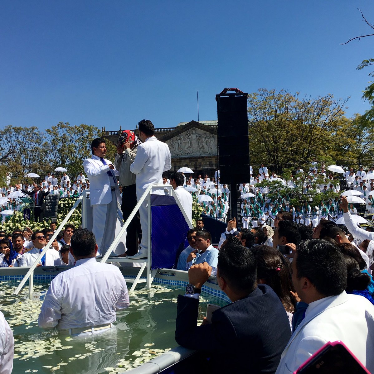 nnv_mo's tweet photo. @Adela_Micha luchador Máquina Cibernética se bautiza iglesia La Luz del Mundo #SoyLuzdelMundo #LdmBaustismos https://t.co/UDCqgInzs1