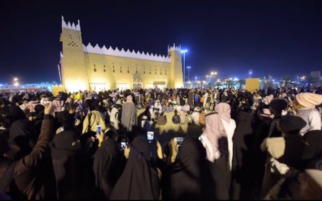 r4_ns's tweet photo. #تغطيه_سعود_فهد_في_الجنادريه هذا و الاحد دوام وكذا الحضور اجل لو كان ويكند و #سعود_فهد موجود 😍 هلاَ هلاَ https://t.co/2j4CPFEXOc
