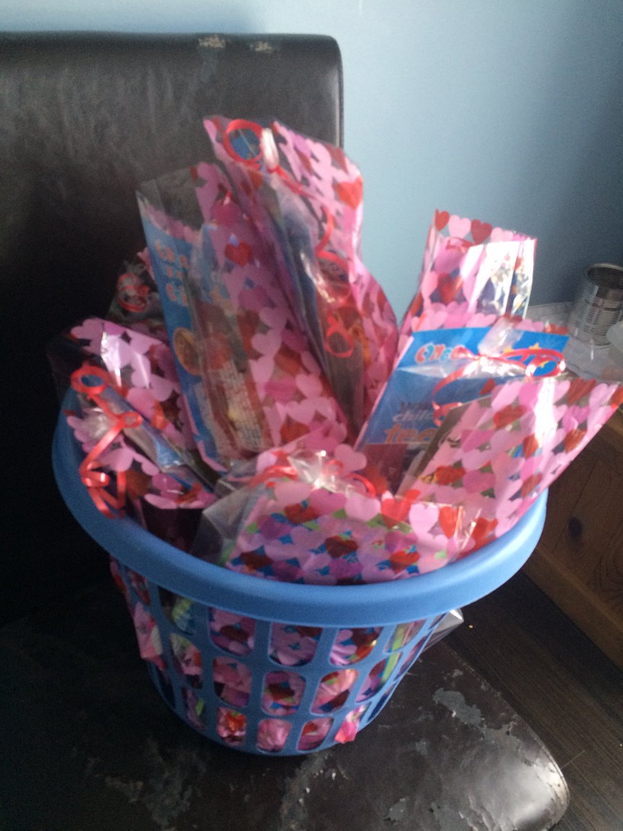 RenaissanceMomC's tweet image. Vday Party highlight 2! Loot bags were all given out in 15 minutes! Thanks @whippersnipperz  for adding some goodies
