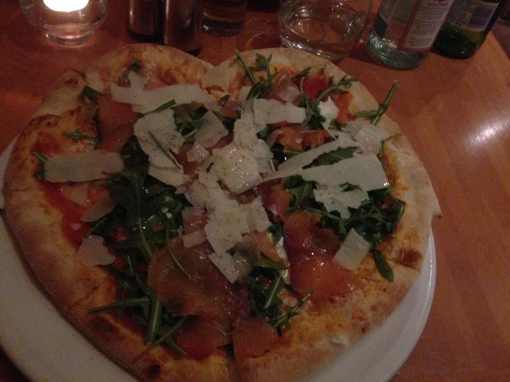 c0mppa's tweet photo. Ystävänpäiväillallinen w @mahtipeluri #dublin #runia https://t.co/u0E6n4zOOT