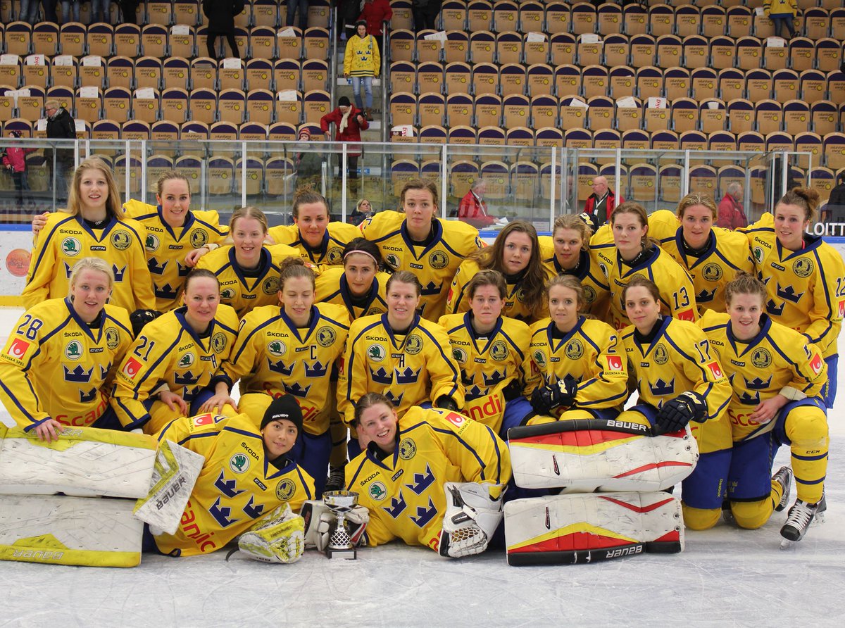 Här är dom! #DamKronorna som vann mot Tyskland 2-0, Finland 4-1 och Ryssland 3-2! Segrare i turneringen! #twittpuck