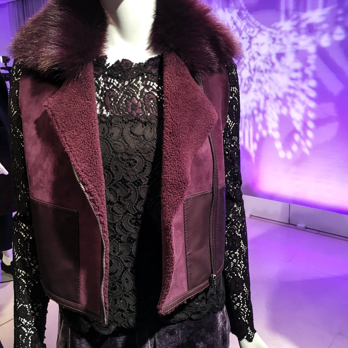 neimanmarcus's tweet photo. Refinement and edge at the @elietahari Fall 2016 collection presentation. #NMatNYFW #neimanmarcus #etfw https://t.co/nNVMIlwjLQ
