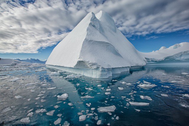 fubiz's tweet photo. Martin Bailey Iceberg Photography https://t.co/6kWkGbOJfd https://t.co/uQiMzs72Wx