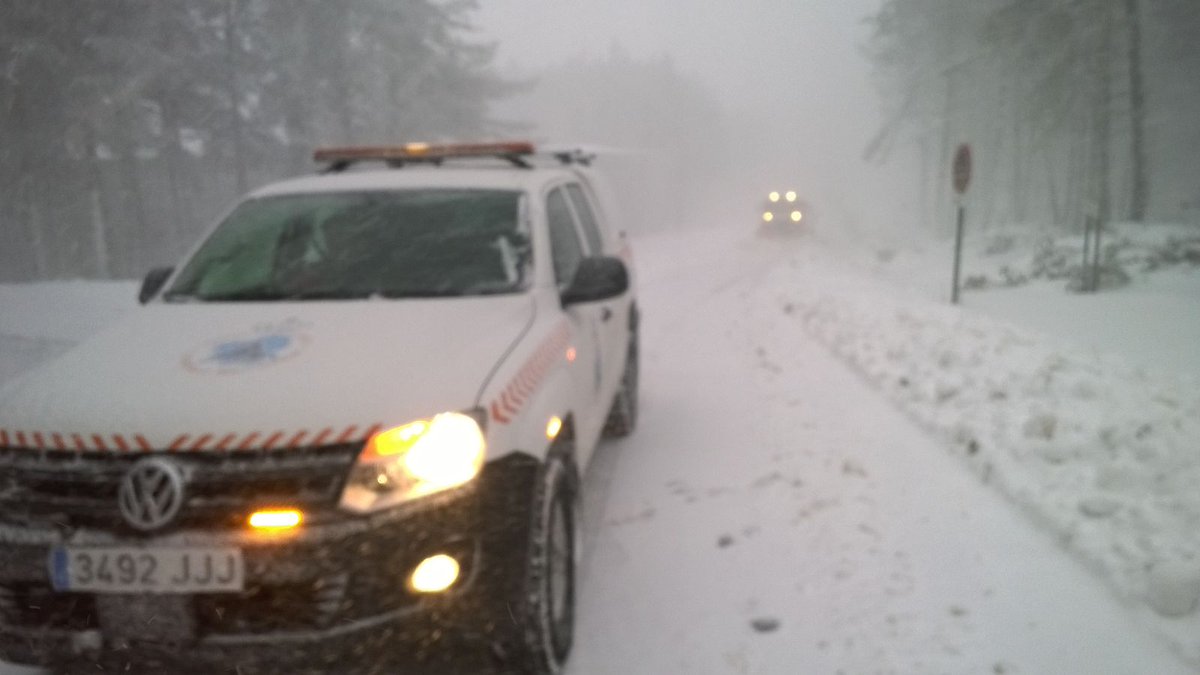 PCmanzaneda's tweet photo. #nieve #orense estrada dende manzaneda concello a estación de sky ( por paradela ). QUEDA CORTADA ATA NOVO AVISO. https://t.co/8EbrGR0fN6