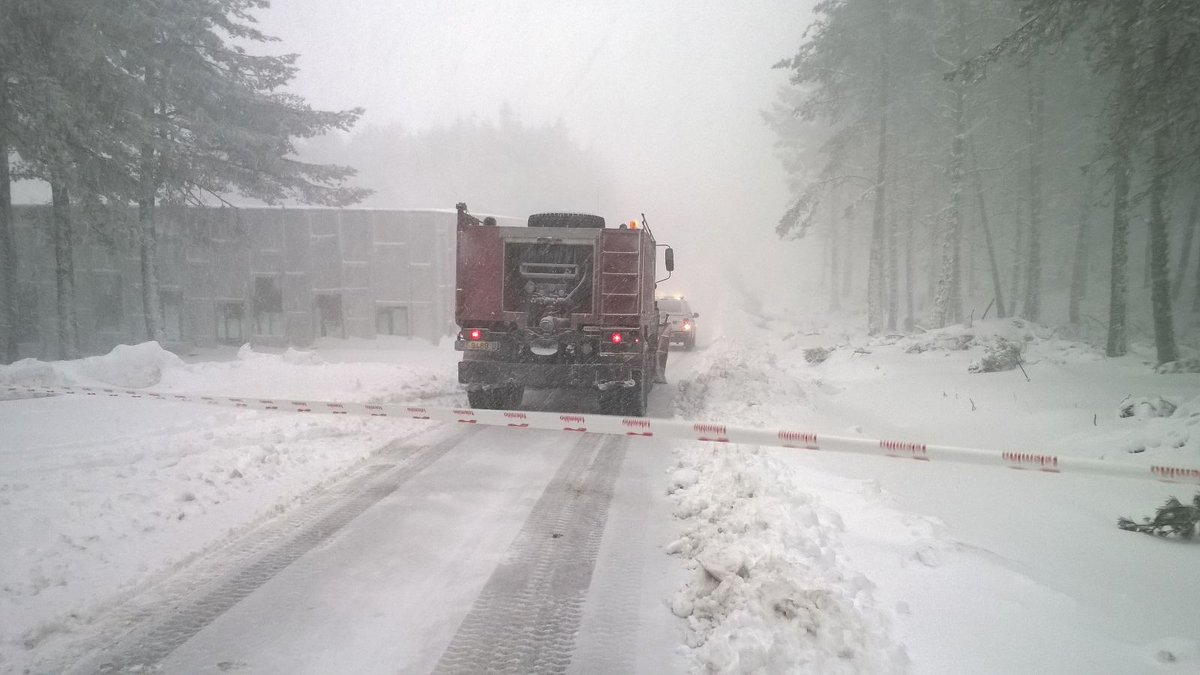 PCmanzaneda's tweet photo. #nieve #orense estrada dende manzaneda concello a estación de sky ( por paradela ). QUEDA CORTADA ATA NOVO AVISO. https://t.co/8EbrGR0fN6
