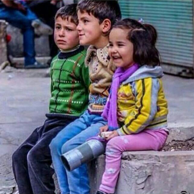Ahmad_sheikh0's tweet photo. صورة لطفلة من أطفال سوريا
مفعمة بالحياة وتضحك رغم الأوجاع
بعد أن بترت ساقها .
#سوريا
#بوتين_مجرم_حرب https://t.co/M0IfPtple6