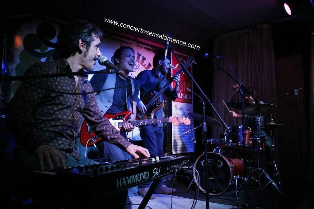 ConciertosenSal's tweet photo. #Blueperro durante su espectacular concierto el pasado Jueves de @cafeCORRILLO en #Salaman… https://t.co/066Js8WeyH https://t.co/iIjeterwSs