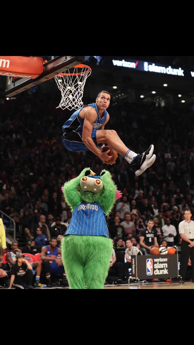 TheSwishbuckler's tweet photo. #aarongordon definitely had the most original dunk of the night with this below the legs move. https://t.co/alpu9GEPQV