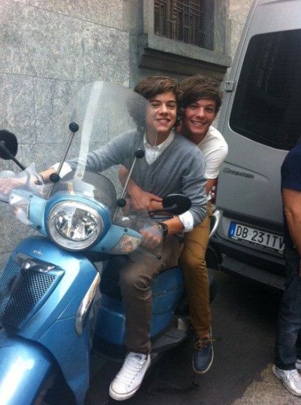 _Larryproofs's tweet photo. #AIMHTo2Millions this was them the day Louis tweeted always In My heart, and also the day before elounor went public https://t.co/3hihAycHnX
