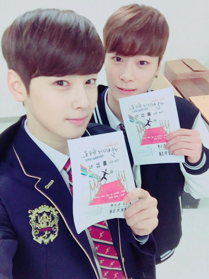 오늘저희졸업해요~~~   
비나졸업축하한다🎉
으누 너도 축하해❤️
#아스트로 #축졸업 #비누