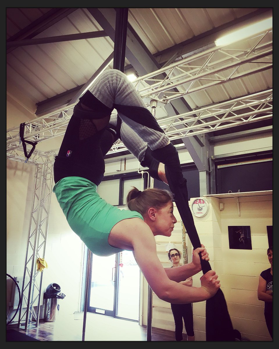 Spana88's tweet photo. #silks #aerial #pole #polefitness #splits https://t.co/egH9eIGBKT
