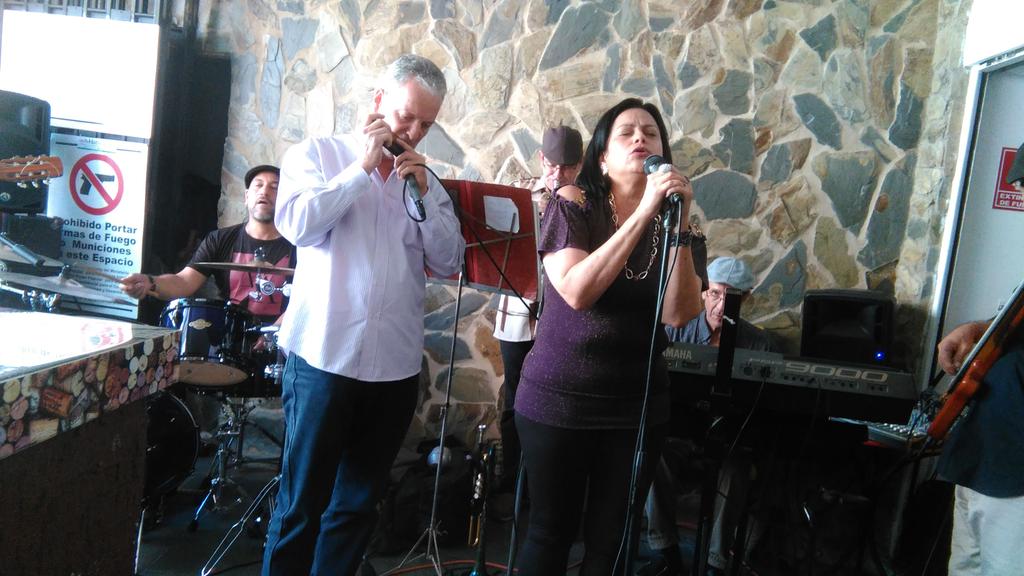 esvizzeroGrupo's tweet photo. #FelizSanValentin celebrando en @CasisCcs Con buena musica en vivo https://t.co/c3MkQTbBY9