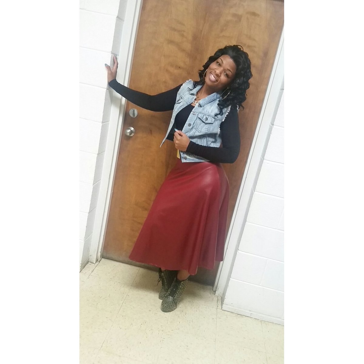 MsskiBlue's tweet photo. 🎵🎶🎼🎸🎤
#greatperformance2night #singer #blessed #performer #Bedford_NC #Valentinesweekend#mystylistisbetterthanyours https://t.co/LqY5vPzWZL