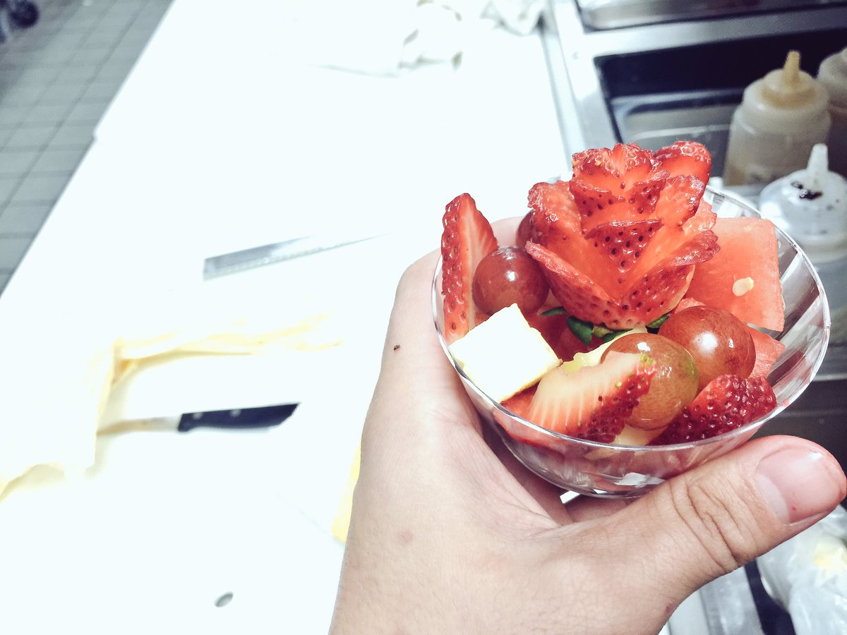 TheyCallMe_DB's tweet photo. Happy Valentines Day, strawberry rose compliments to #ChefDB๐๐ผ https://t.co/1bZdcV7qcW