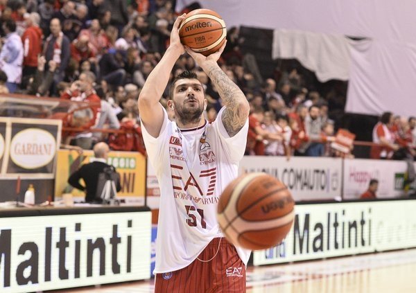 Binsanity8's tweet photo. Aleee oooo... BATISTA ESTE...BÓN! ⚪❤⚪❤ #Vamos #ComeGodo #Family @FBinaschi @Tum_old @FeliceVecchio @OlimpiaEA7Mi https://t.co/rKEq3PSFoB