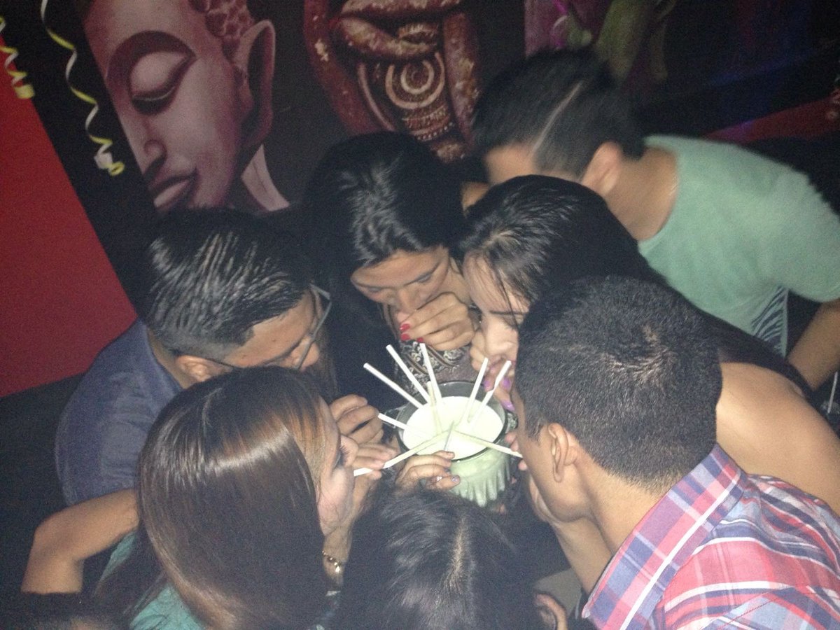 DianaMoreira25's tweet photo. Una noche excellent #vhuda cumple #25 https://t.co/SJlZf5o9qs
