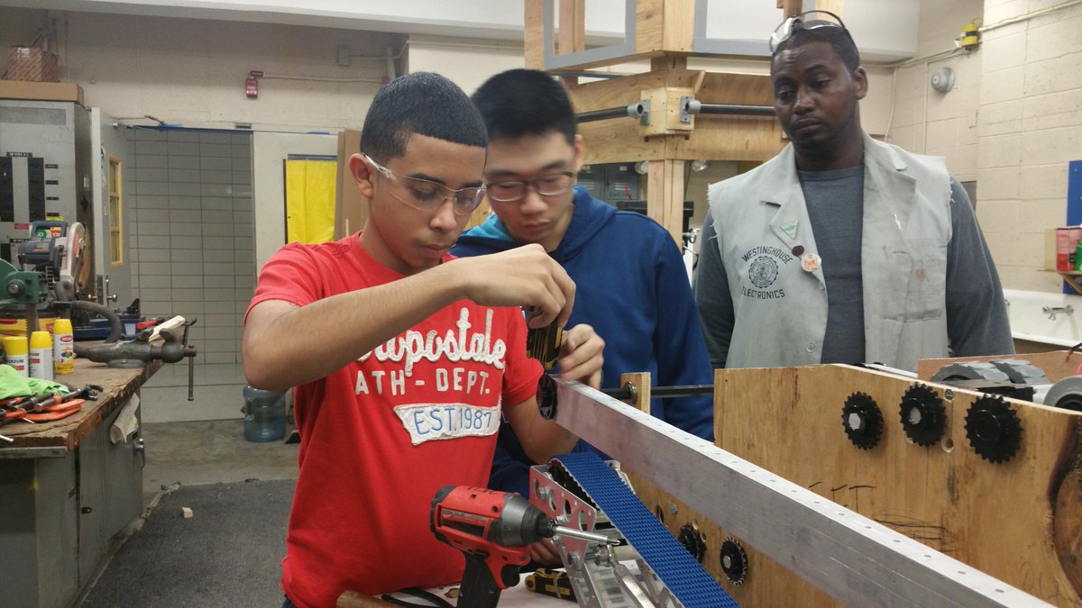 GHouse354's tweet photo. Students working on our drive system. #omgrobots #firstrobotics2016 https://t.co/FfwqrugRK9