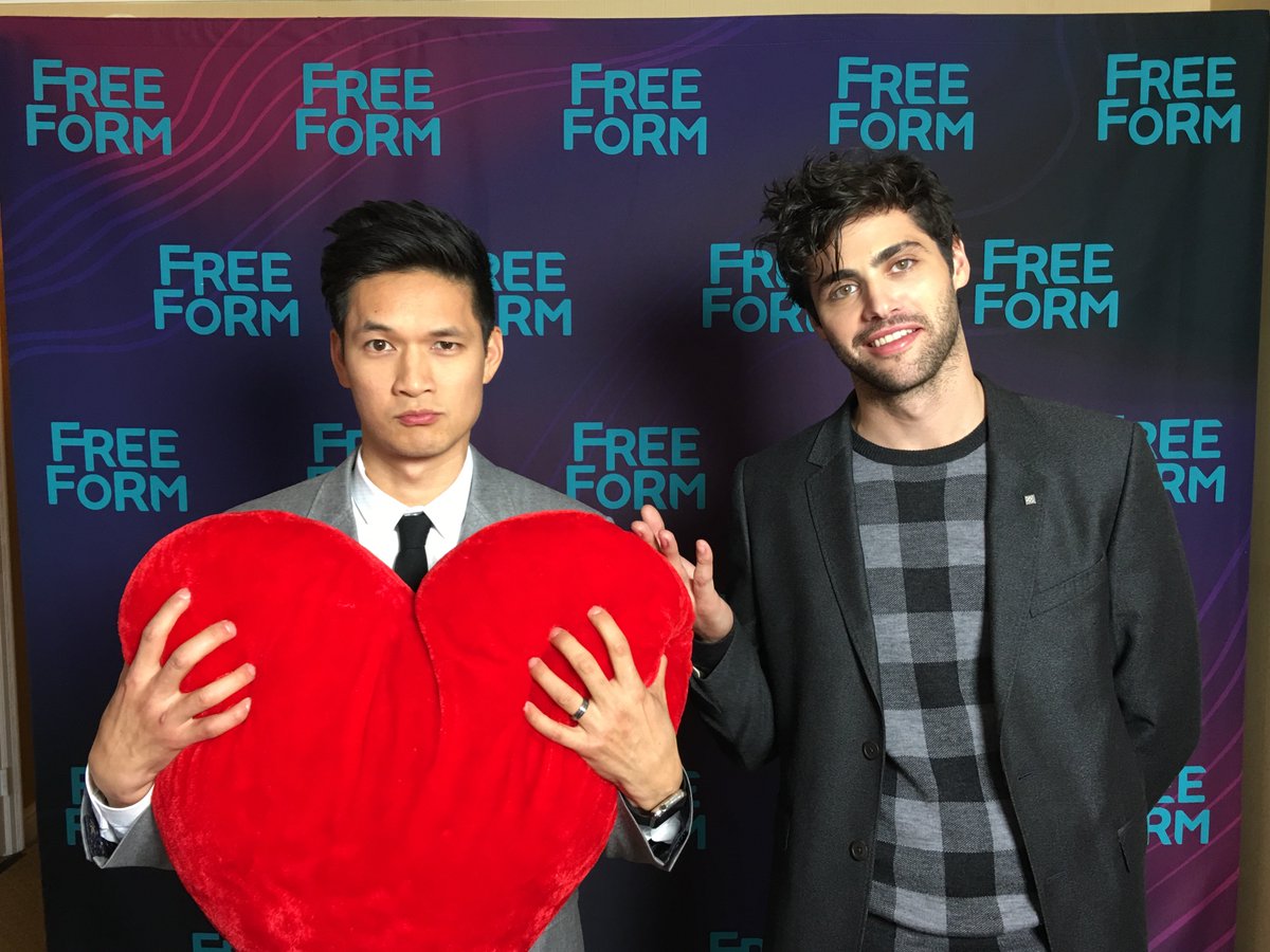 ShadowhuntersTV's tweet image. Spend your #ValentinesDay with your shadowhunting ❤️s and re-watch #Shadowhunters! hyperurl.co/freeformapp