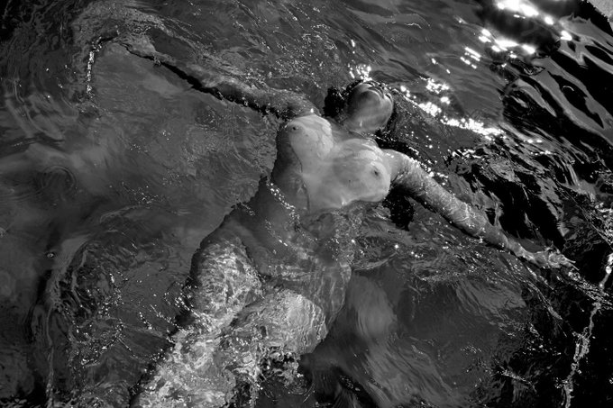 There was snow on the mountain when I had my last photoshoot and these things happened. Bring it on ❄<a href="/tag/blackandwhite"class="tags"><span>#blackandwhite</span></a>