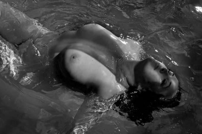 There was snow on the mountain when I had my last photoshoot and these things happened. Bring it on ❄<a href="/tag/blackandwhite"class="tags"><span>#blackandwhite</span></a>