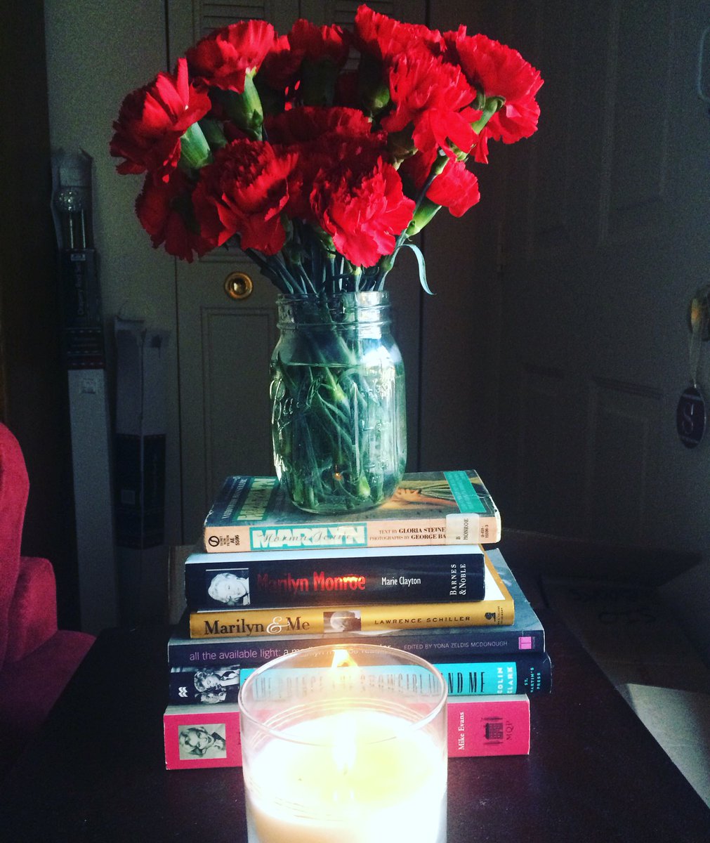 SioMonroe's tweet photo. I bought my own damn flowers #beyoncestatus #Valentines https://t.co/RGA18I6rX1
