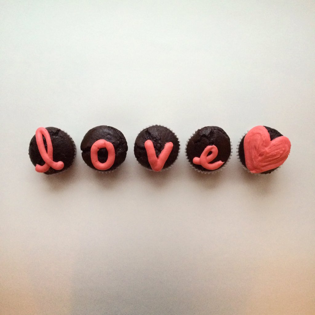 thekindcake's tweet photo. All you need is #love and #glutenfree #vegan #cupcakes https://t.co/X5O8EUtGks