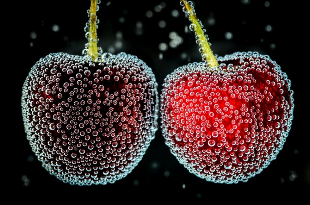 wellbelove's tweet image. Cherries under the water #photography j.mp/1K5mf1Z