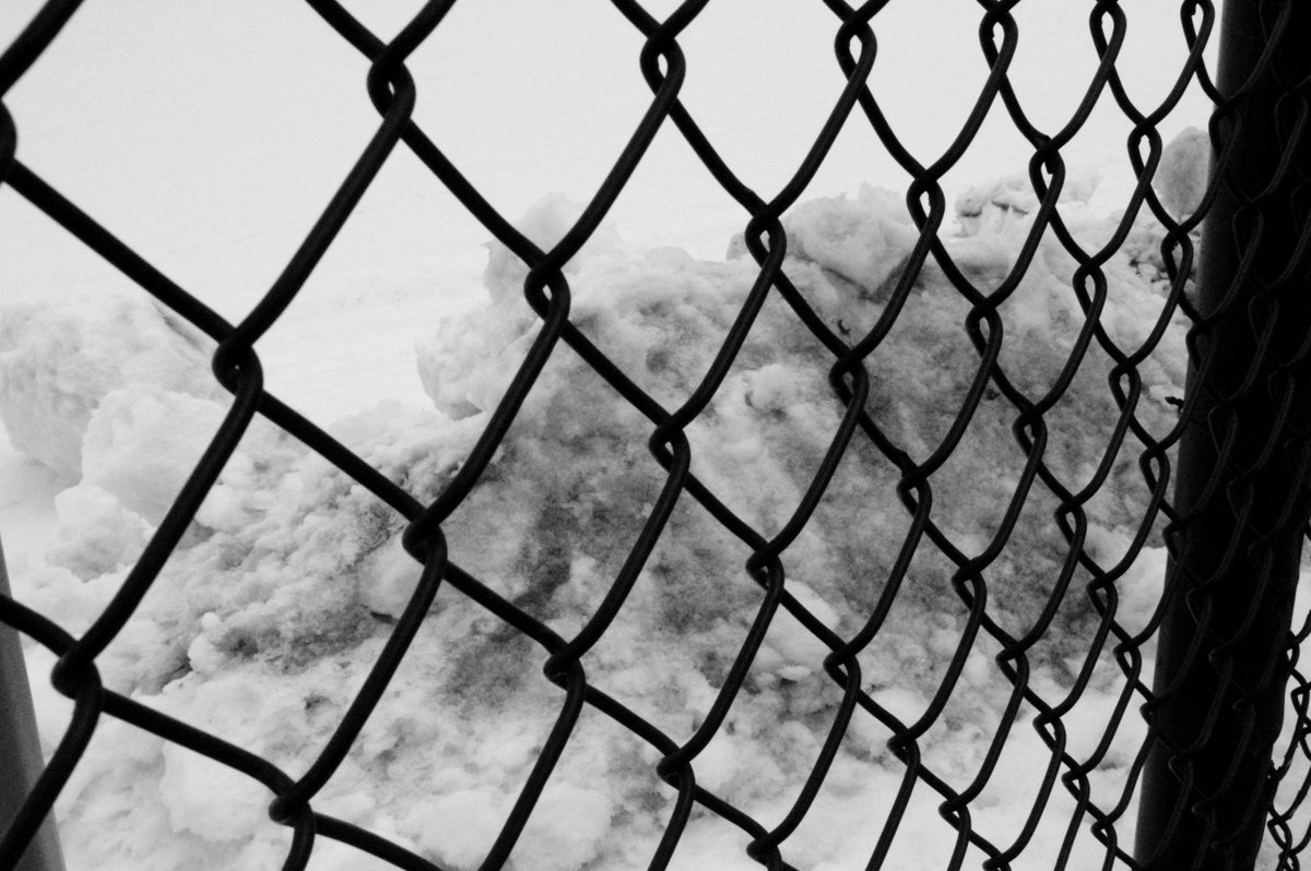HelloBusyBetty's tweet photo. #dirtysnow #fencedin https://t.co/jgvZoBbNqW