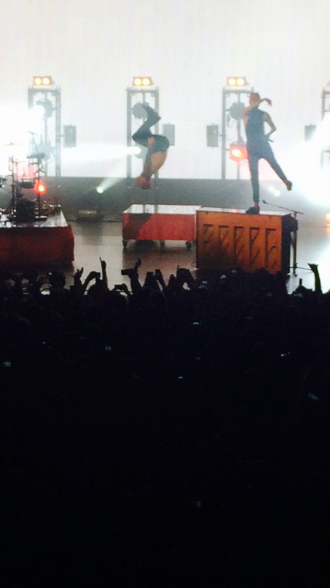 Fiodecui's tweet photo. It was amazing frens, thank you so much for this incredible show |-/ @joshuadun @tylerrjoseph #blurryfacetoureurope https://t.co/MLRuR8Ccs2