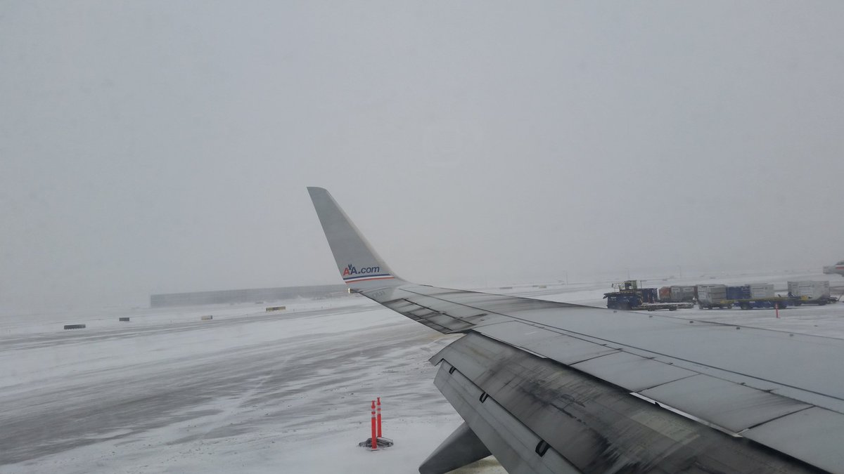 CXPMP's tweet photo. Clear and 77° in Phoenix, snowy and 20° in Chicago #delaytime https://t.co/DamxKSHY6w