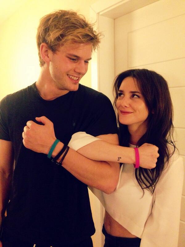 TeamFallenBR's tweet photo. @laurenkatebooks Happy Valentine's Day!! 💞💕💜😇 #LuceAndDaniel #Tirvine #BestCouple #FallenIsComing https://t.co/oNnDgciqcw