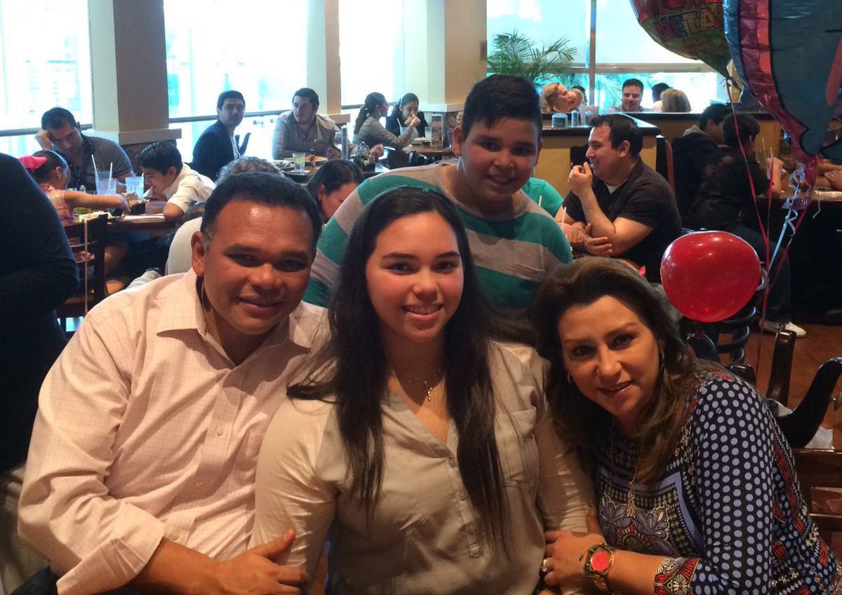 RolandoZapataB's tweet photo. Hoy celebramos un año más de iluminar nuestras vidas con la alegría de Monse. ¡Feliz cumpleaños, hija mía! https://t.co/vO8eljeGMw