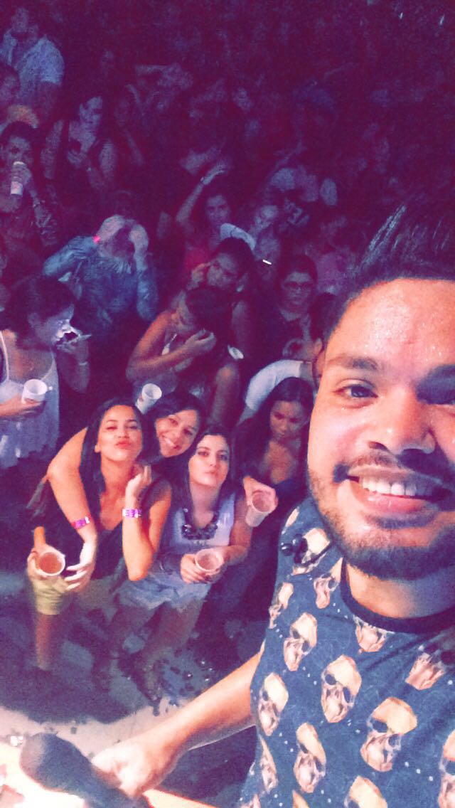 JaniiellyJslva's tweet photo. #RessacadeCarnaval #NaoAcreditoQueTeBeijei #Dorgival #Sheldon #Faringes #HeltonLima https://t.co/vWscZKaXf0